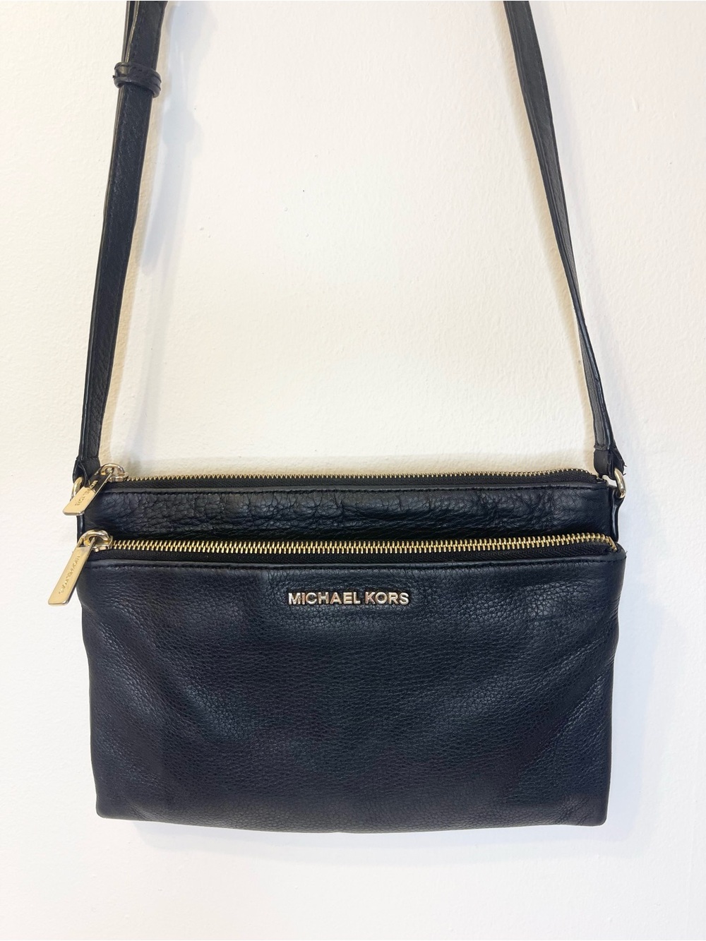 Michael Kors Leather Trisha Triple Compartment Crossbody Gold Hardware EUC - Picture 1 of 16